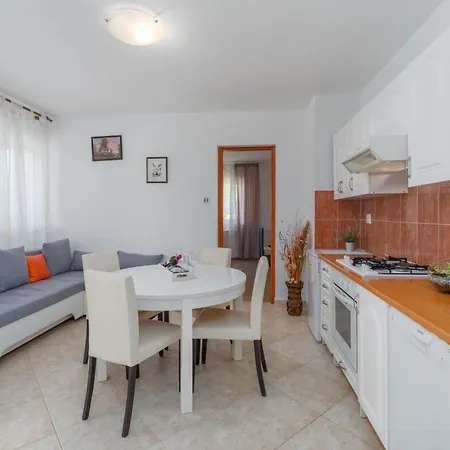 Morena Mit Pool, Garten, Umgeben Von * Tinjan