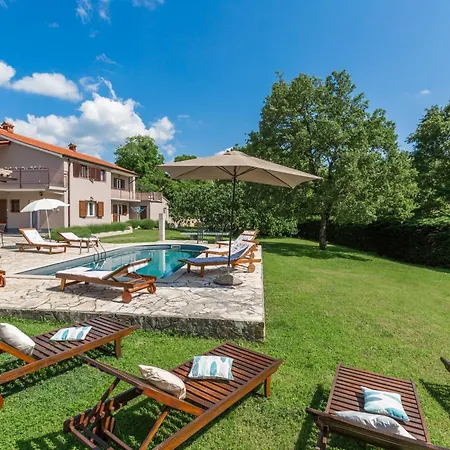 Morena Mit Pool, Garten, Umgeben Von