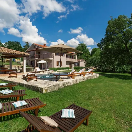 Morena Mit Pool, Garten, Umgeben Von *