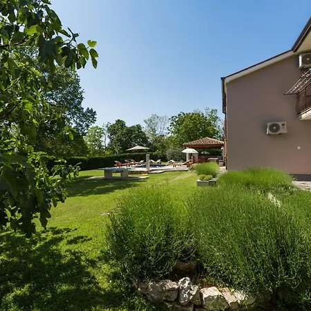 Morena Mit Pool, Garten, Umgeben Von Tinjan