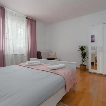 Morena Mit Pool, Garten, Umgeben Von