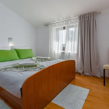 Morena Mit Pool, Garten, Umgeben Von