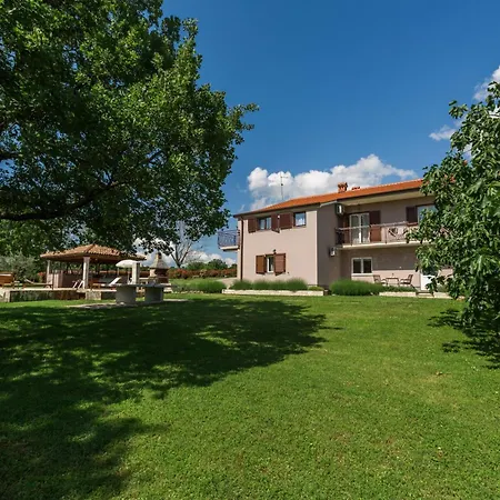 Hébergement de vacances Morena Mit Pool, Garten, Umgeben Von