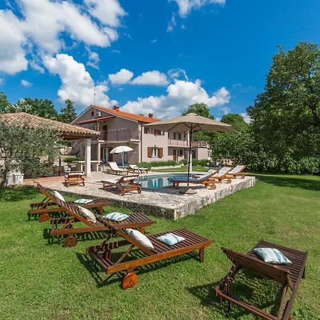 Morena Mit Pool, Garten, Umgeben Von Hébergement de vacances *