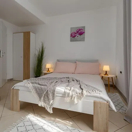 Hébergement de vacances Morena Mit Pool, Garten, Umgeben Von Tinjan
