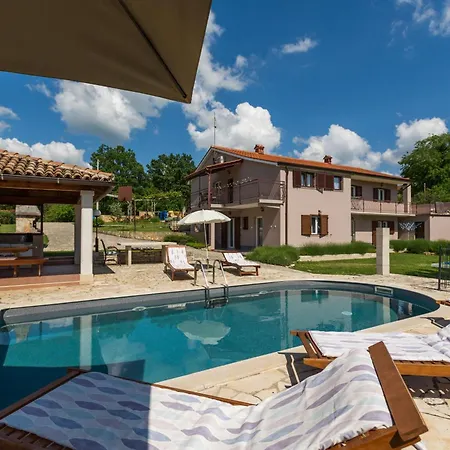 Hébergement de vacances Morena Mit Pool, Garten, Umgeben Von Tinjan