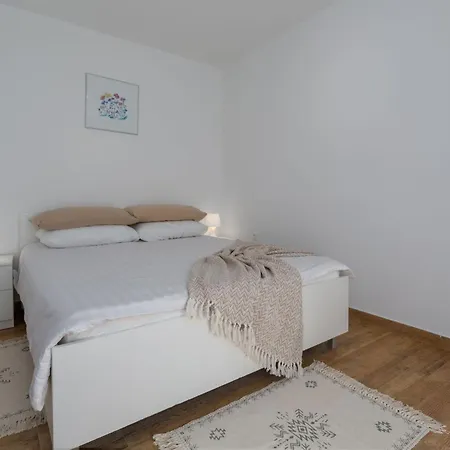 Morena Mit Pool, Garten, Umgeben Von *