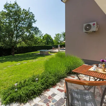 Hébergement de vacances Morena Mit Pool, Garten, Umgeben Von *