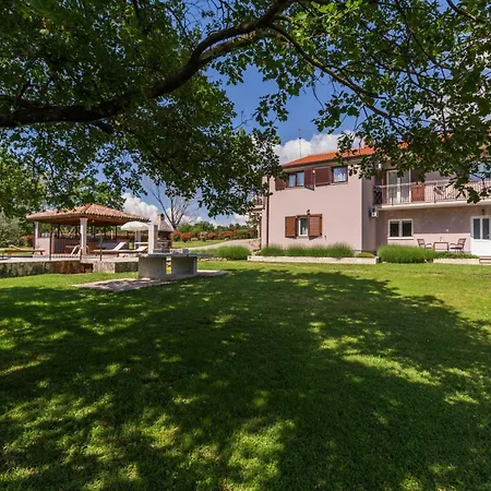 Morena Mit Pool, Garten, Umgeben Von Hébergement de vacances Tinjan
